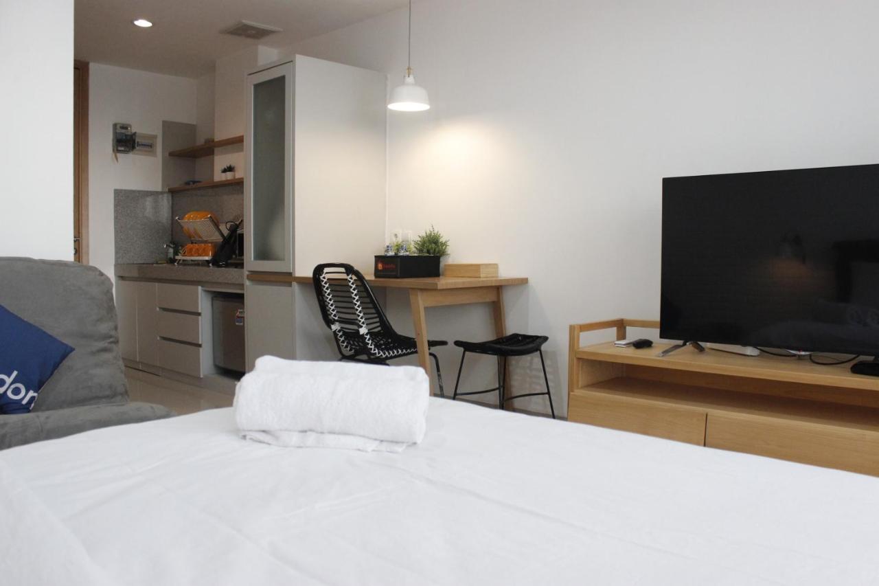 Comfy & Artsy At Beverly Dago By Travelio Bandung